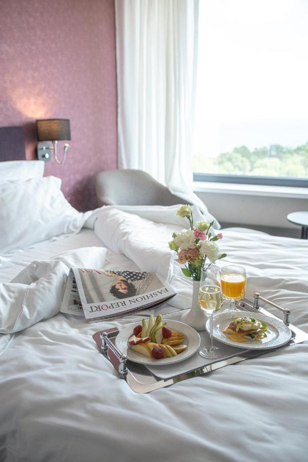 Premier Hotel Odesa Exterior photo Room service